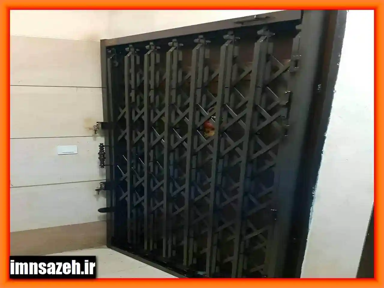 درب آکاردئونی نوعی حفاظ آهنی