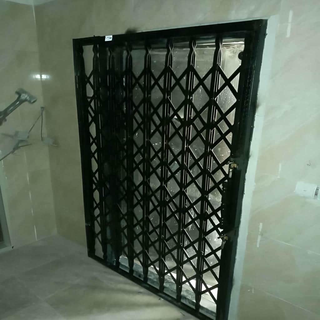نصب درب آکاردئونی تراز دقیق در کمال شهر