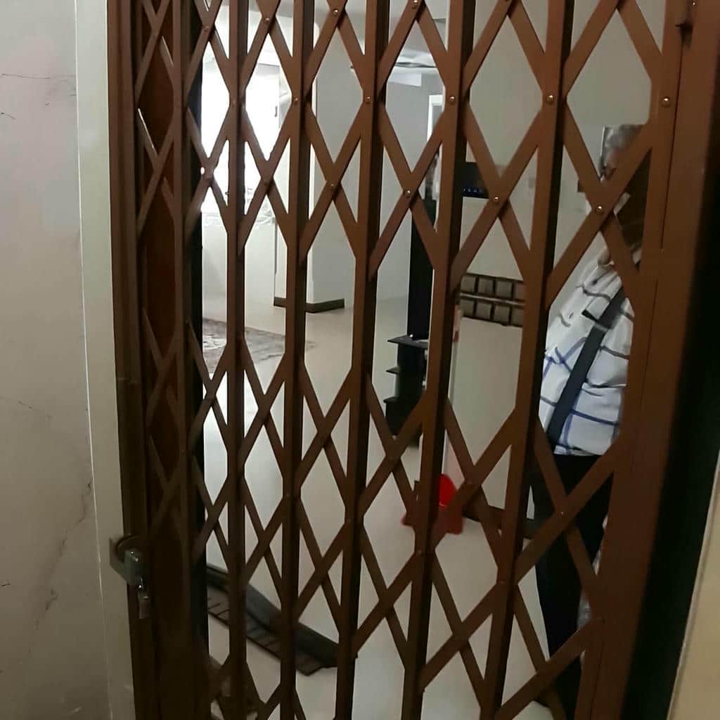 نصب درب آکاردئونی دقیق در بندر انزلی