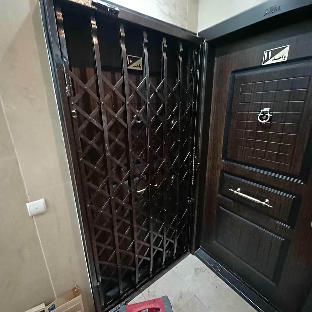 نصب درب آکاردئونی مدرن در بندر بوشهر