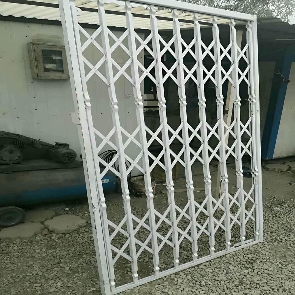 درب آکاردئونی در نیشابور