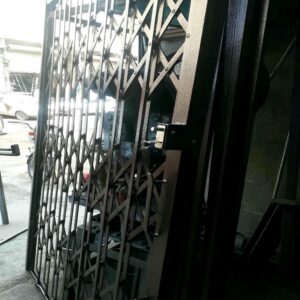 درب آکاردئونی در بندر دیلم