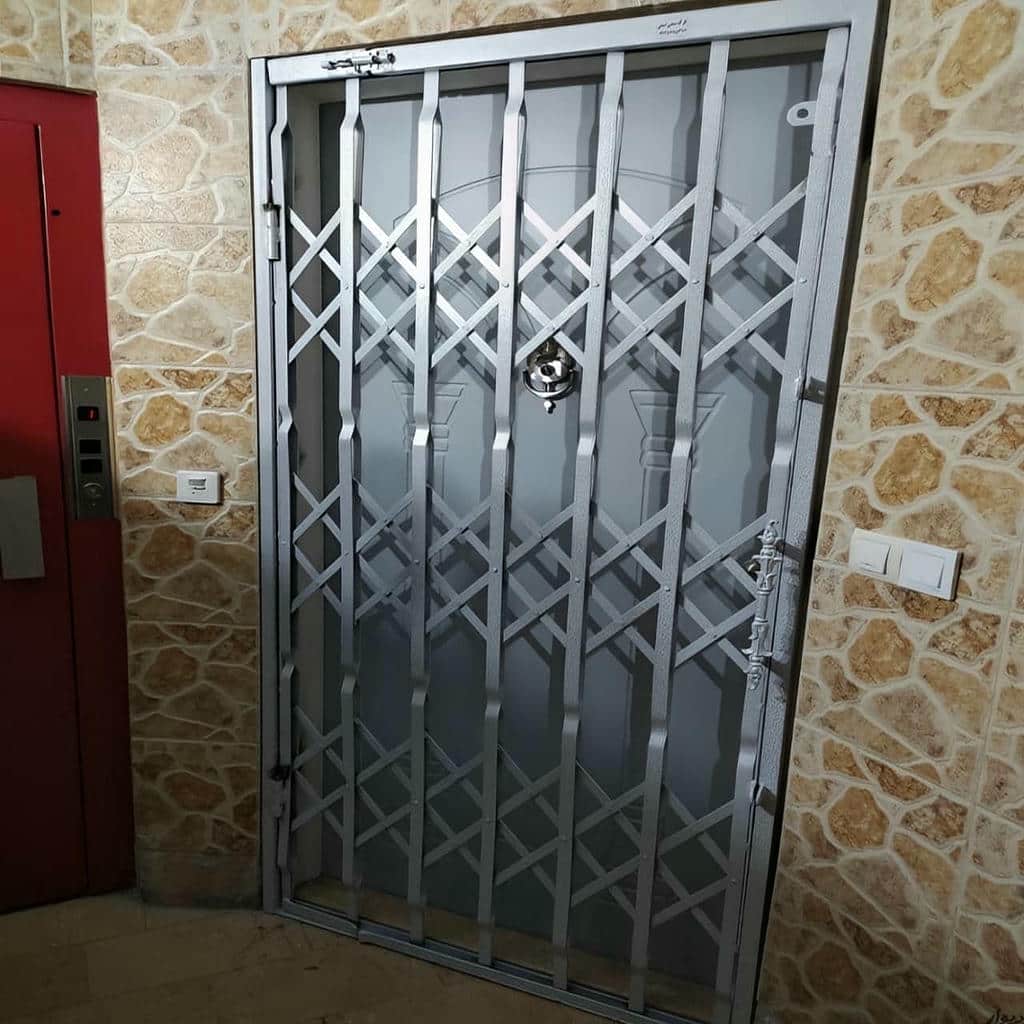درب آکاردئونی در بیرجند