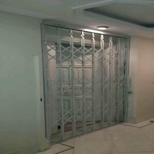 درب آکاردئونی در بندر بوشهر