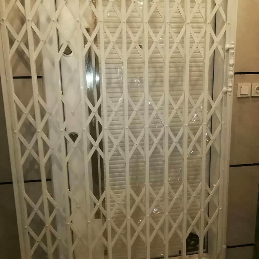 درب آکاردئونی در بندر انزلی