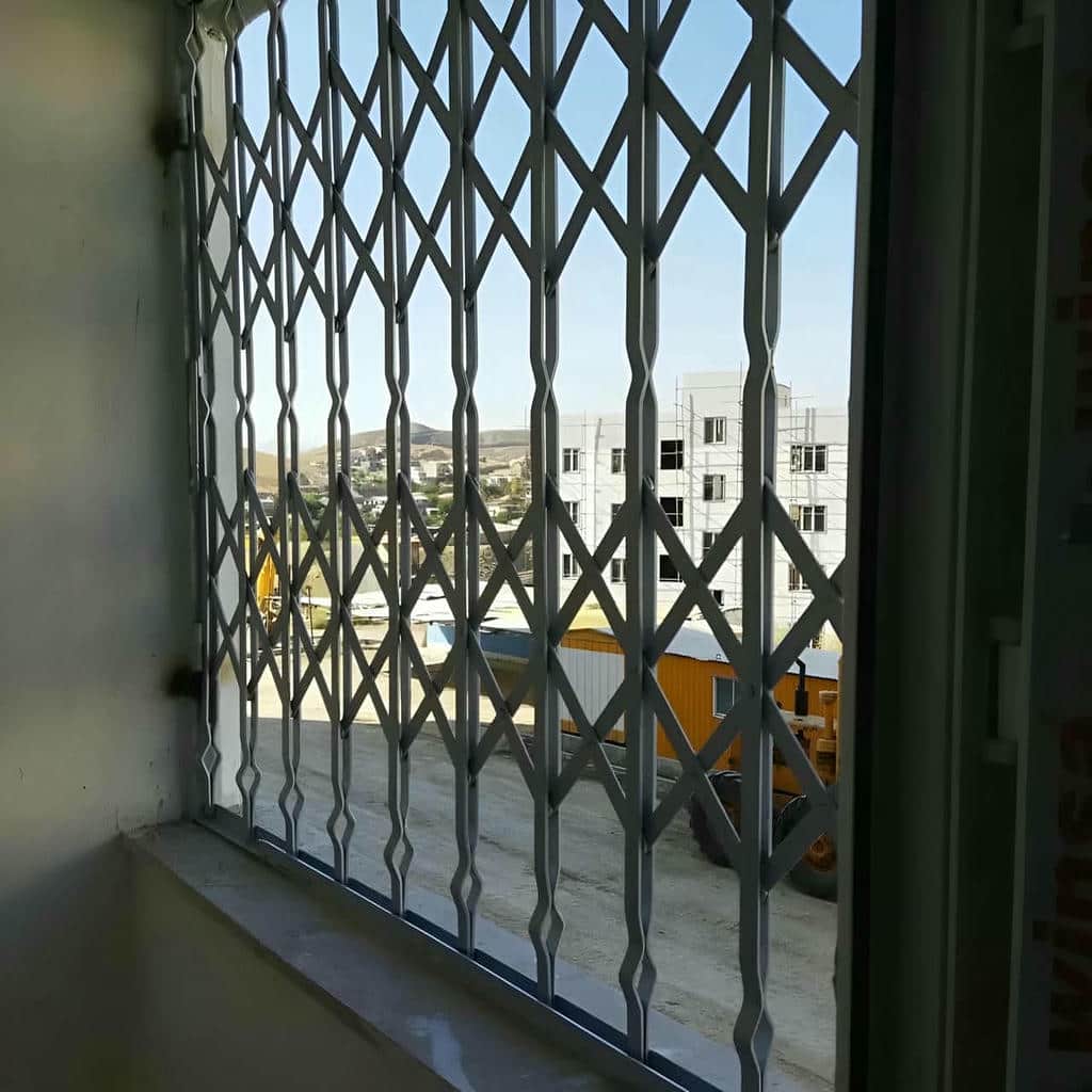 نصب درب آکاردئونی هماهنگ با نما در قشم