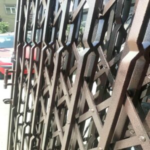 درب آکاردئونی در یاسوج