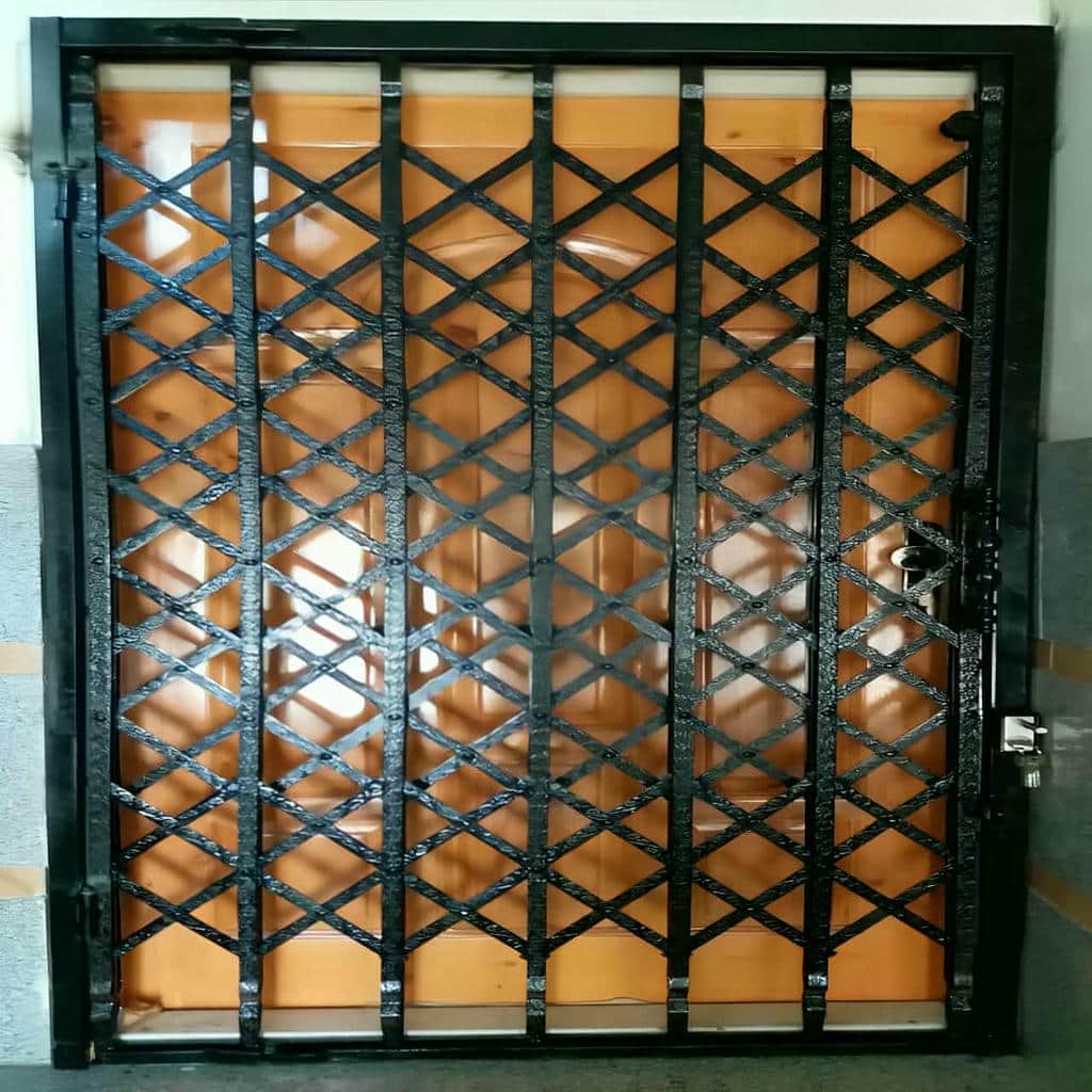 نصب درب آکاردئونی اندازه دقیق در یاسوج