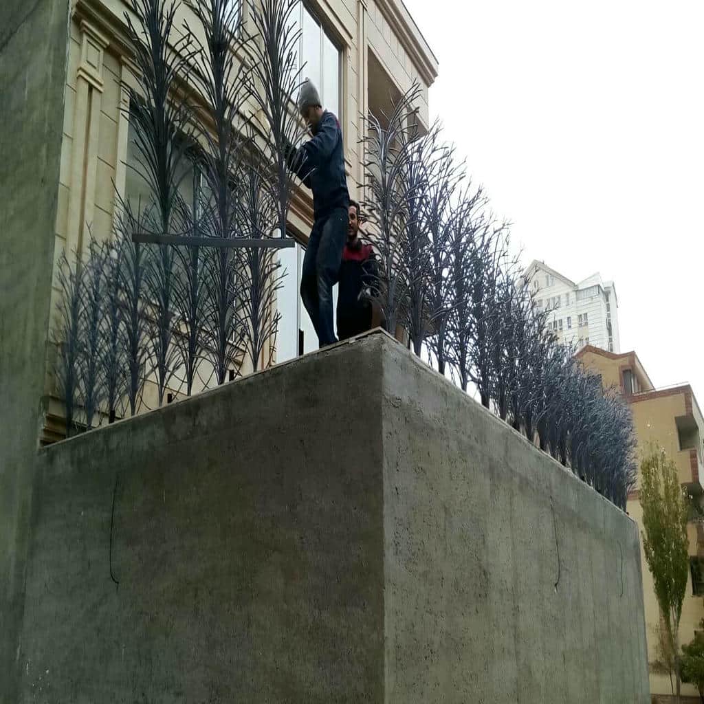 نصب حفاظ شاخ گوزنی دیوار مغازه در ایرانشهر