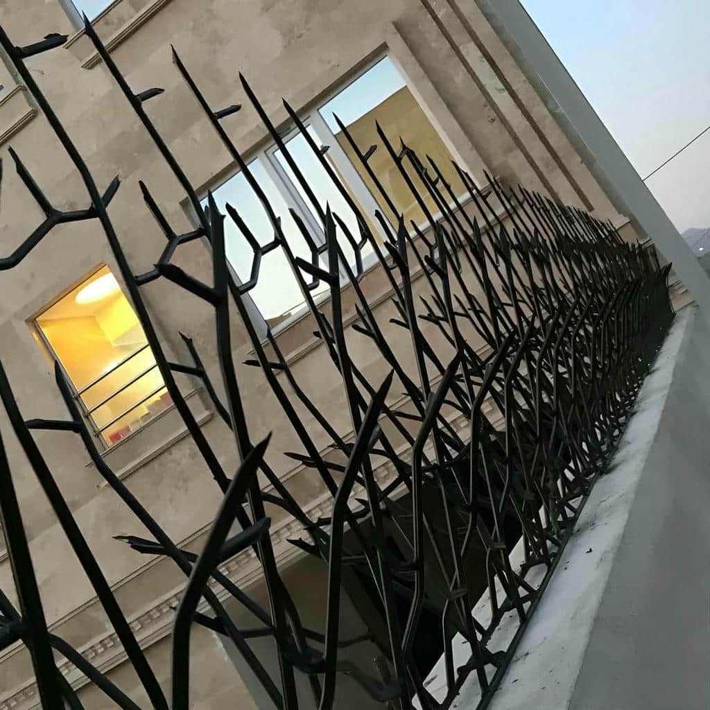 نصب حفاظ شاخ گوزنی دیوار پارکینگ در همدان