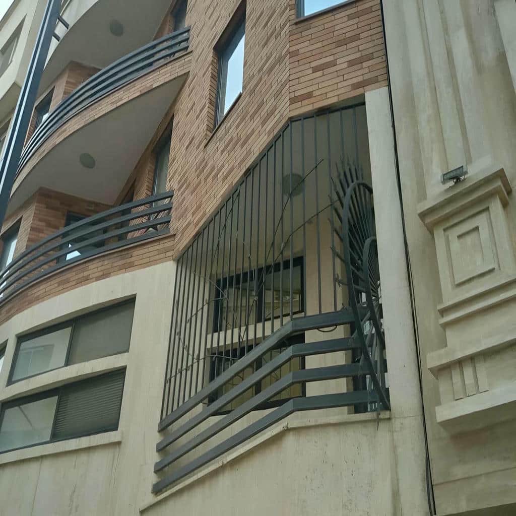 نصب حفاظ پنجره رنگ با دوام در فشم