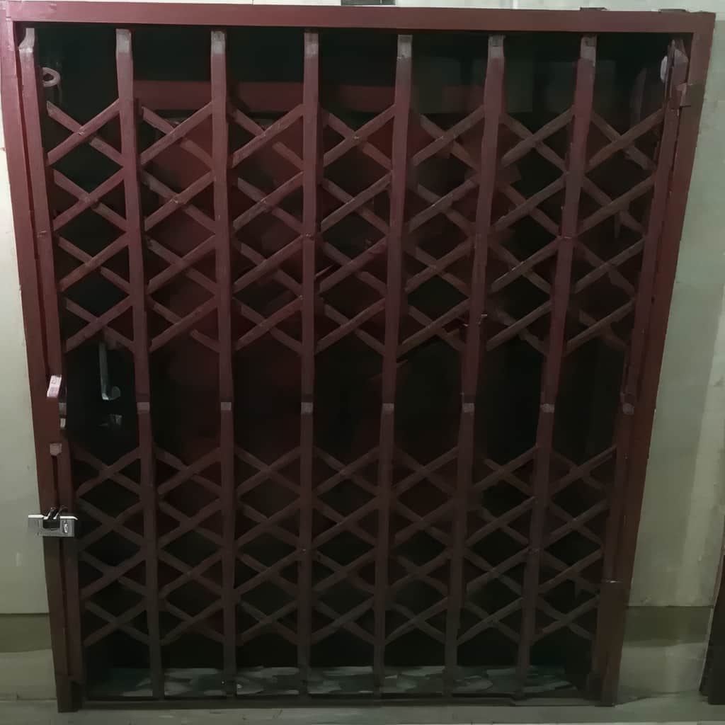 محافظ درب آپارتمان با یراق آلات مقاوم