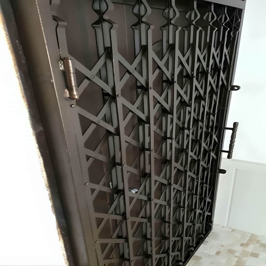 درب آکاردئونی با ریل روان ورودی