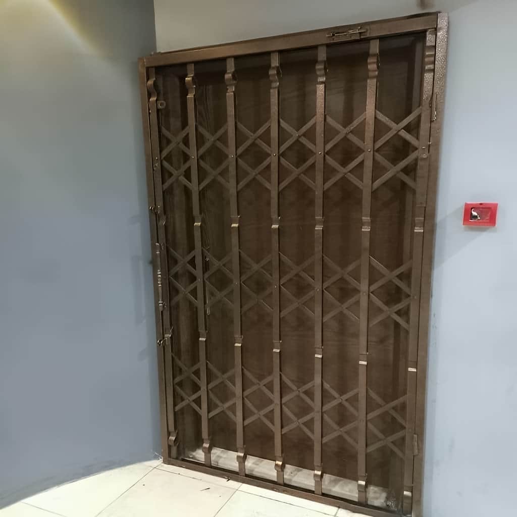 درب آکاردئونی با برش دقیق تسمه ها