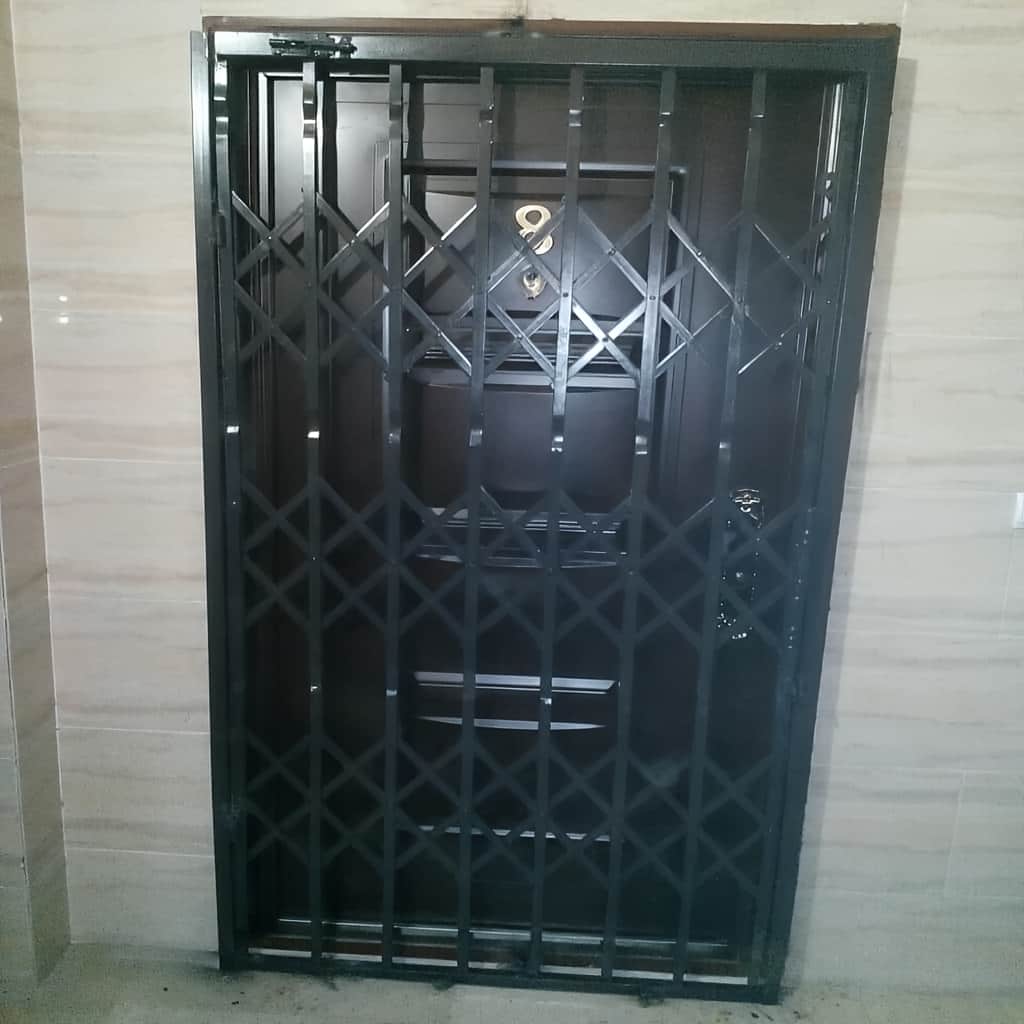 درب آکاردئونی فلزی با برش دقیق تسمه ها