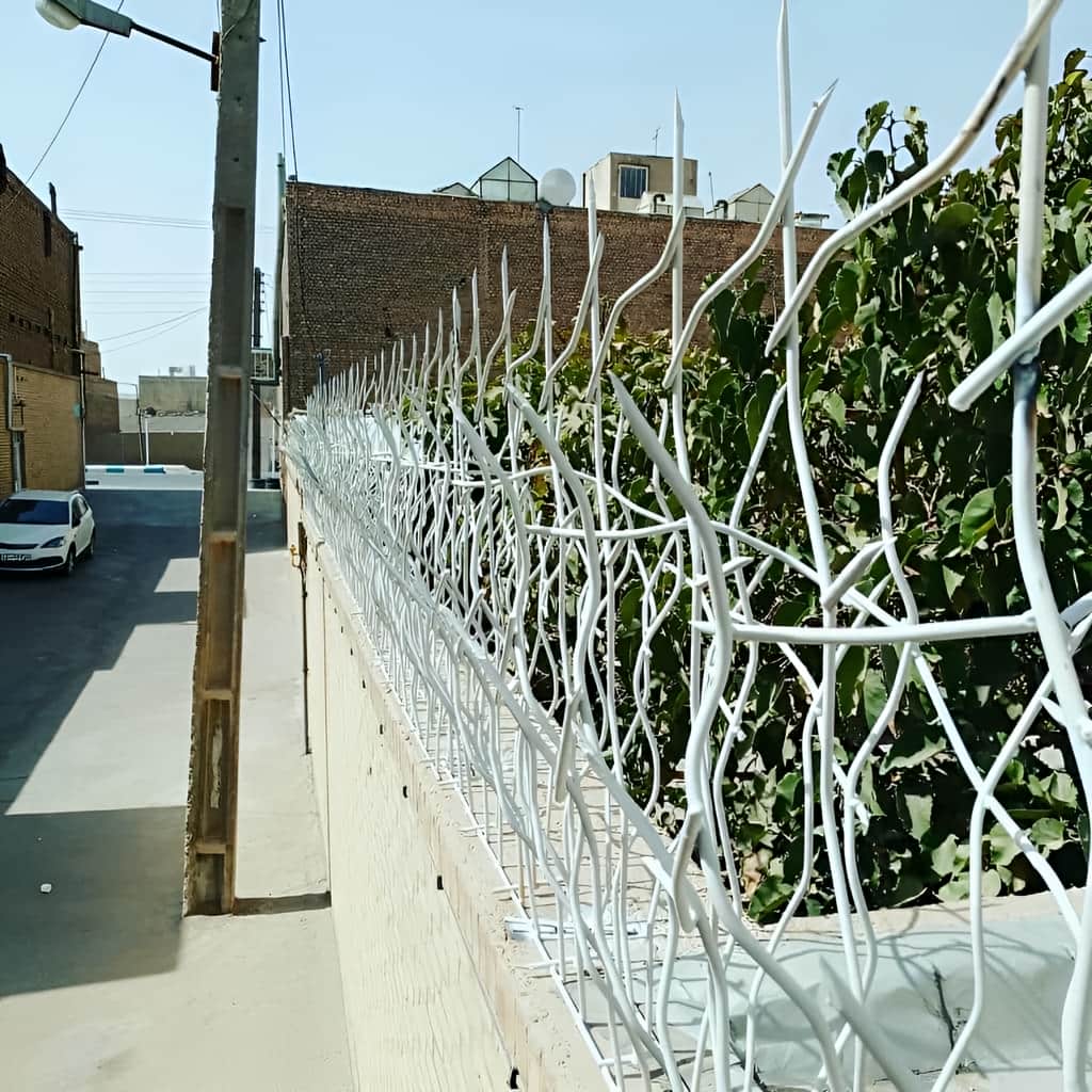 حفاظ شاخ گوزنی خاردار با برش دقیق شاخه ها