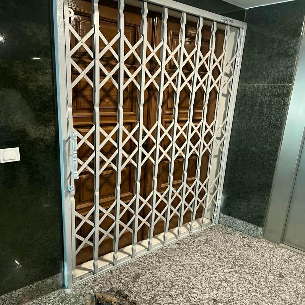 قفل درب آکاردئونی با نصب دقیق روی فریم