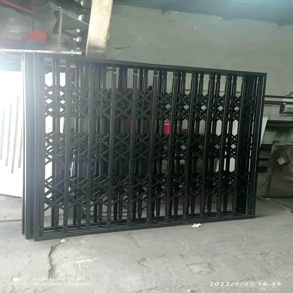 انواع حفاظ فلزی با نصب دقیق روی قاب