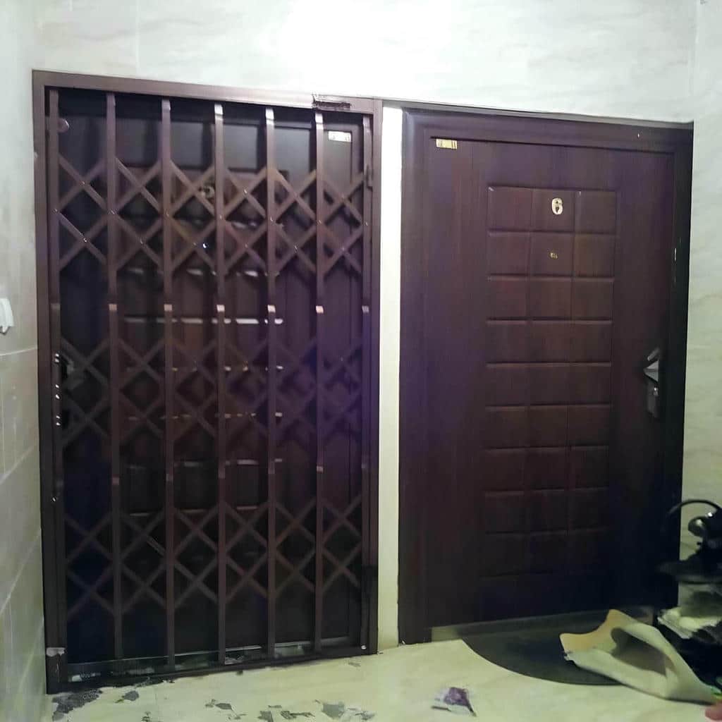 محافظ درب آپارتمان با قفل ایمنی مناسب