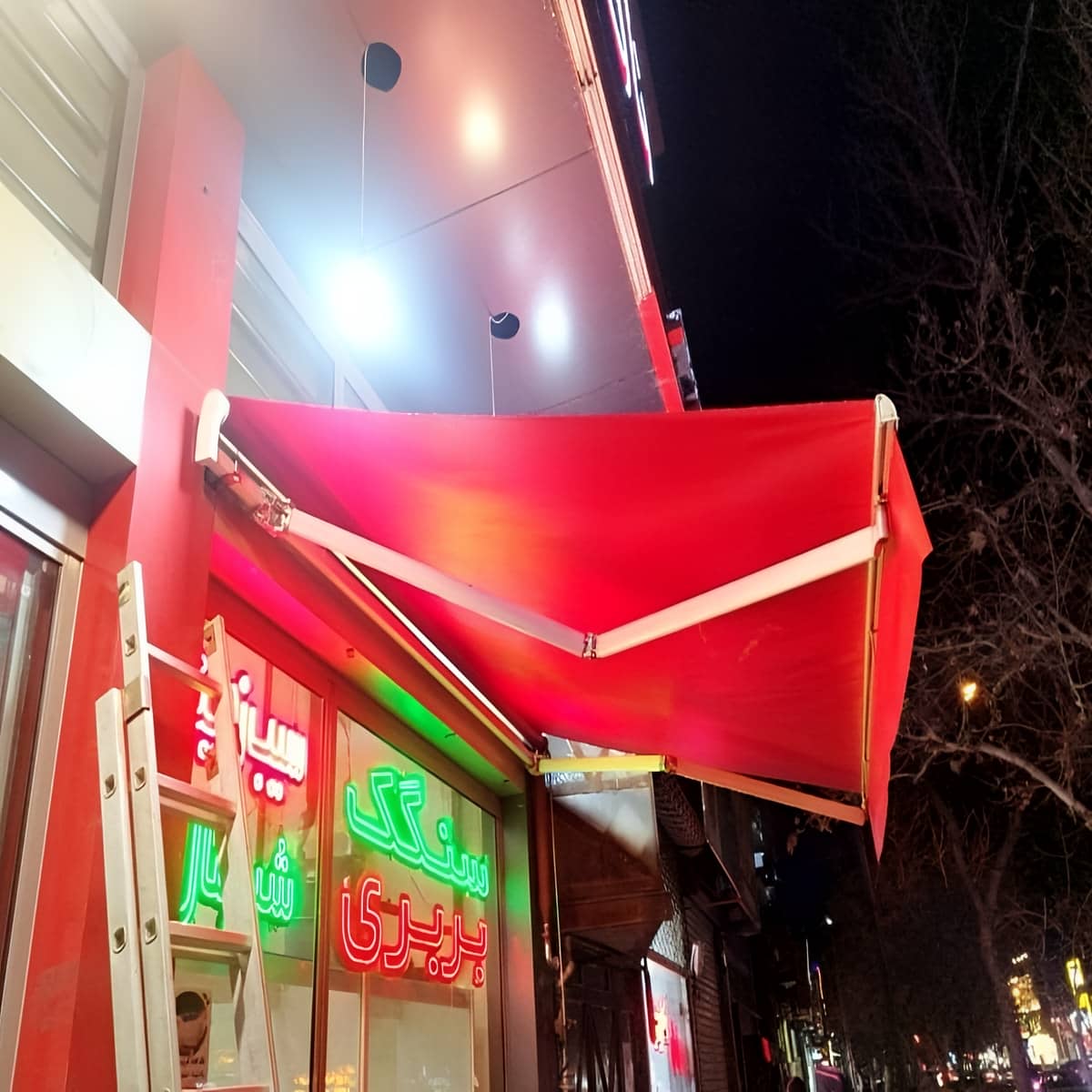 سایبان برقی چتری با پایه مرکزی محکم