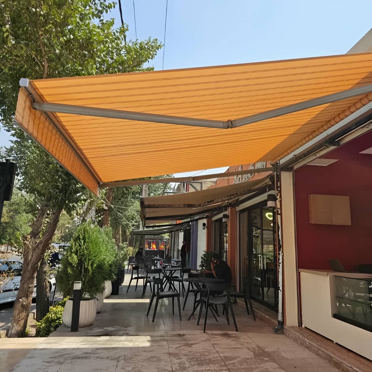 سایبان برقی و چتری با ظاهر مدرن روی نما