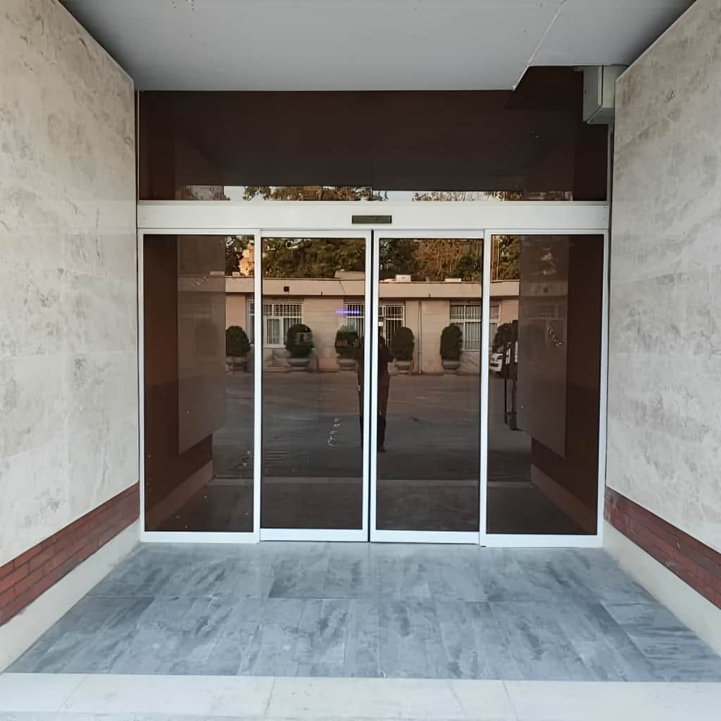 درب شیشه ای اتوماتیک لولایی با فریم ظریف