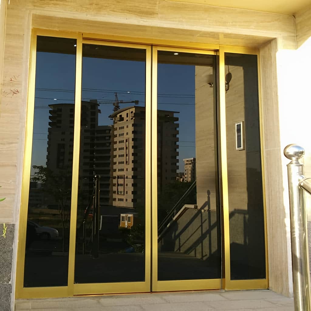 نصب درب شیشه ای تلسکوپی برای بازشوی بیشتر نصب درب شیشه ای تلسکوپی برای بازشوی بیشتر