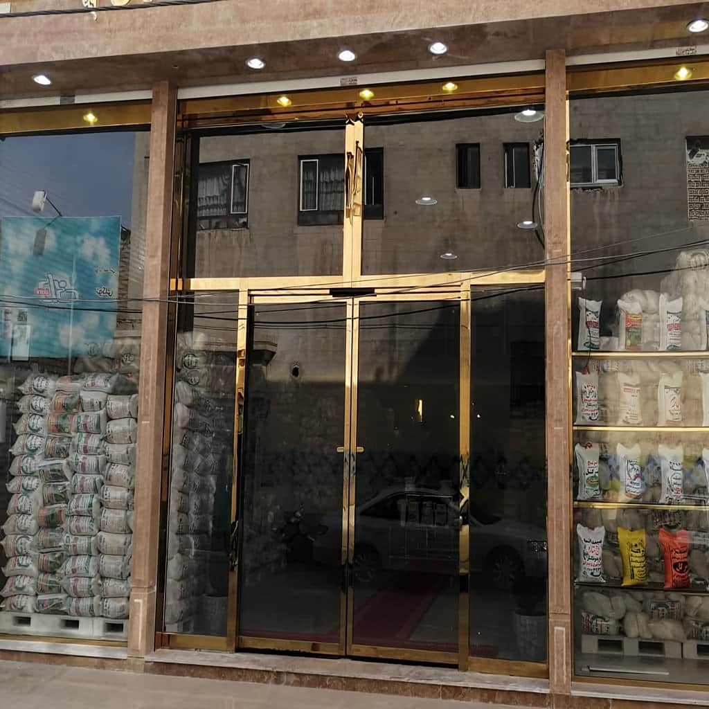 سفارش درب شیشه ای کشویی برای ورودی اداره