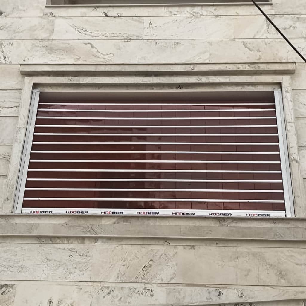 کرکره برقی بالکن با ریل نصب شده کناری