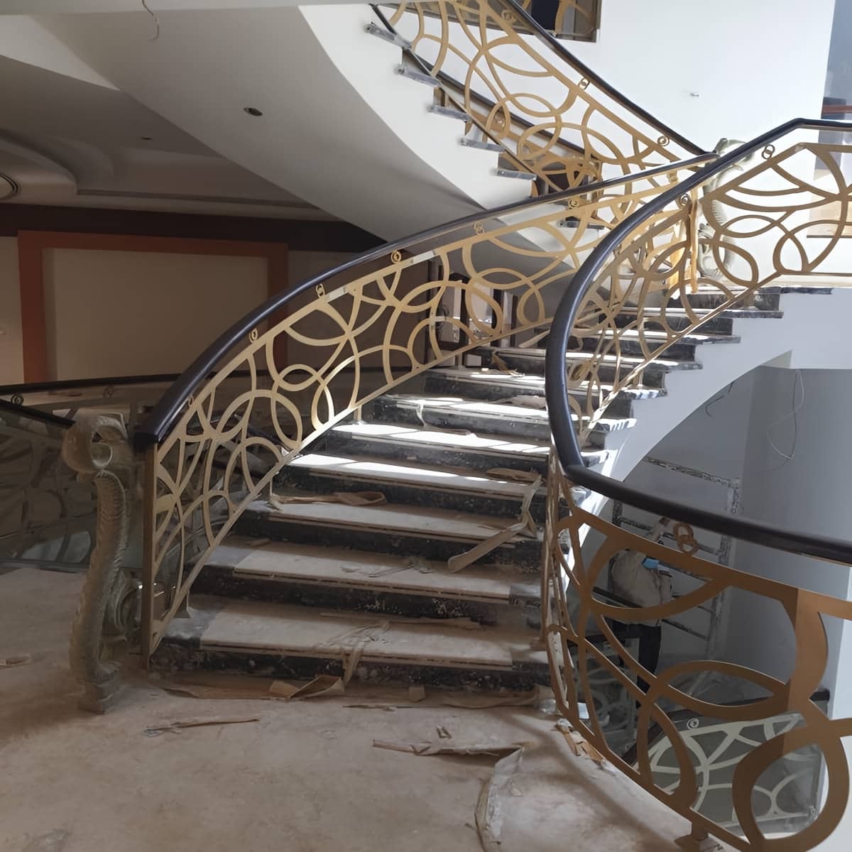 نرده سی ان سی دکوراتیو راه پله با نورپردازی کنار پنل