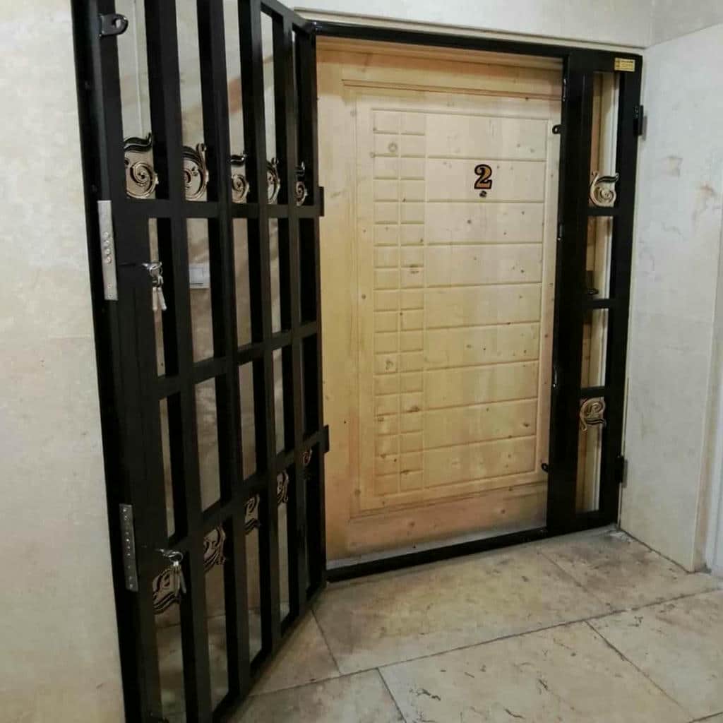 درب آکاردئونی ضد سرقت با تسمه فلزی استاندارد