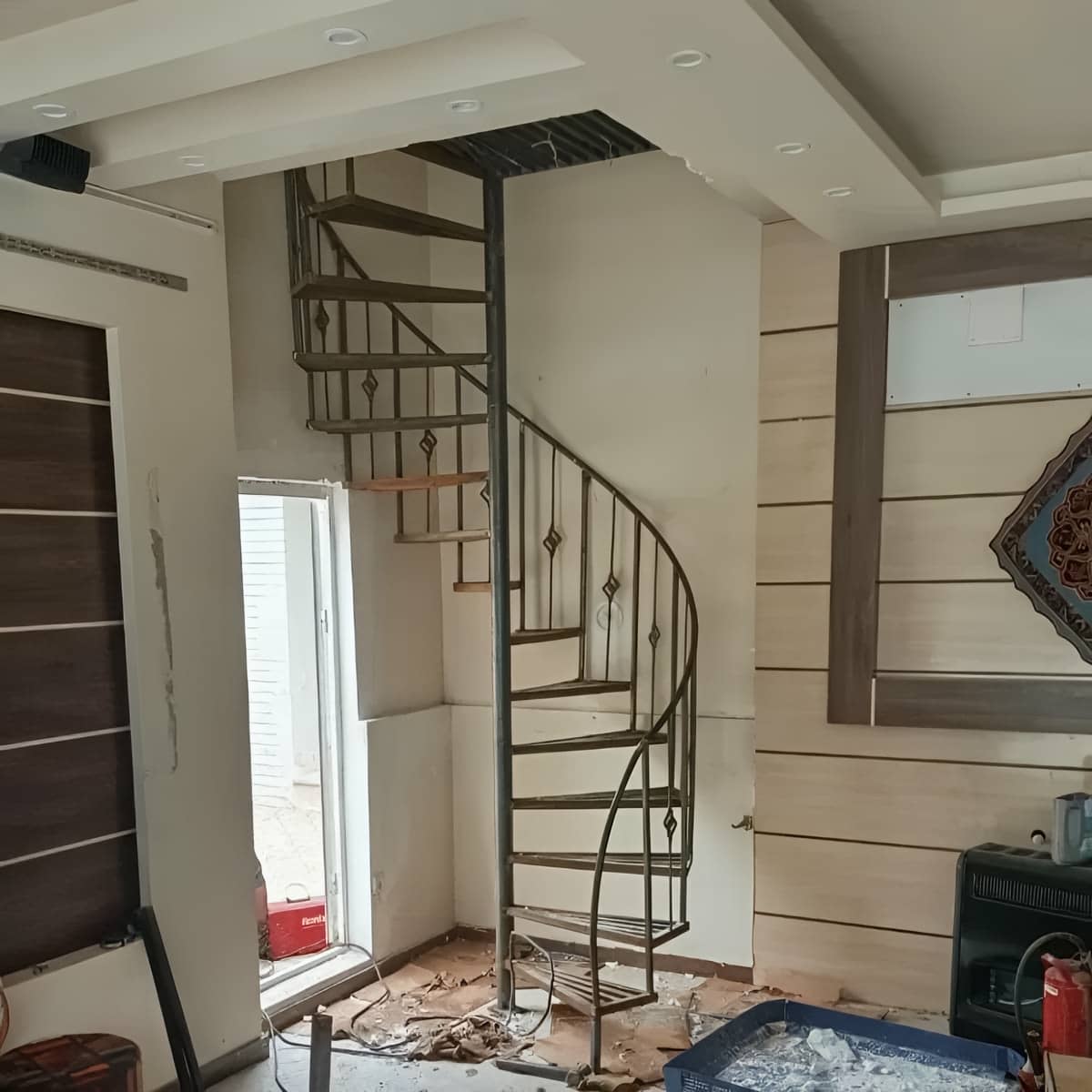 پله بیرونی آهنی با کف ضدلغزش