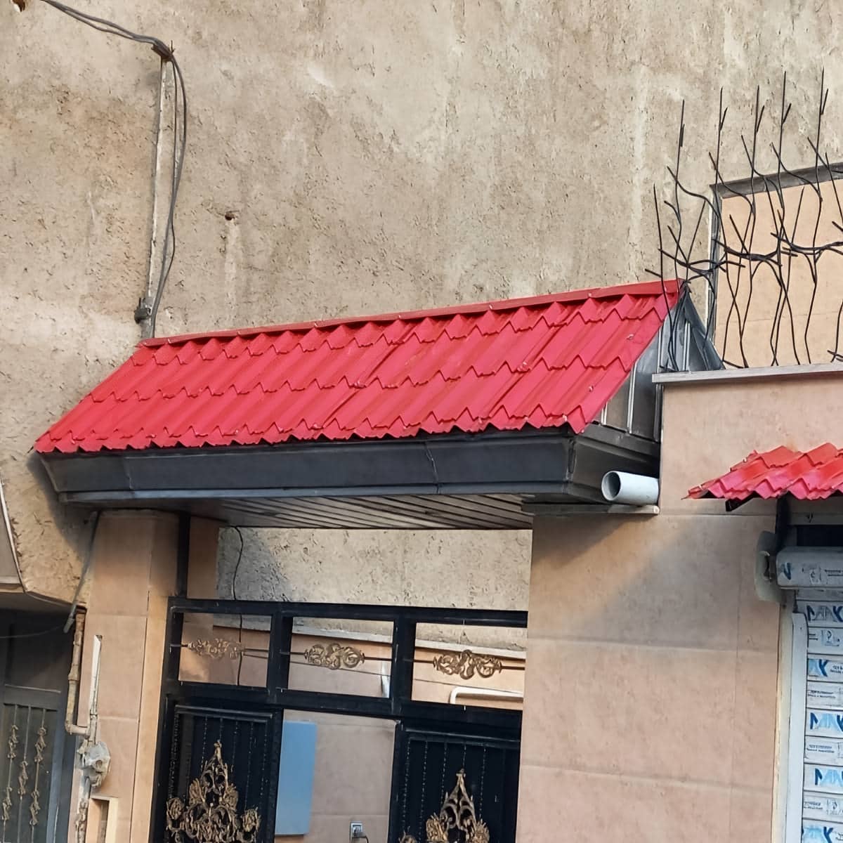آردواز سفارشی با رنگ هماهنگ ساختمان