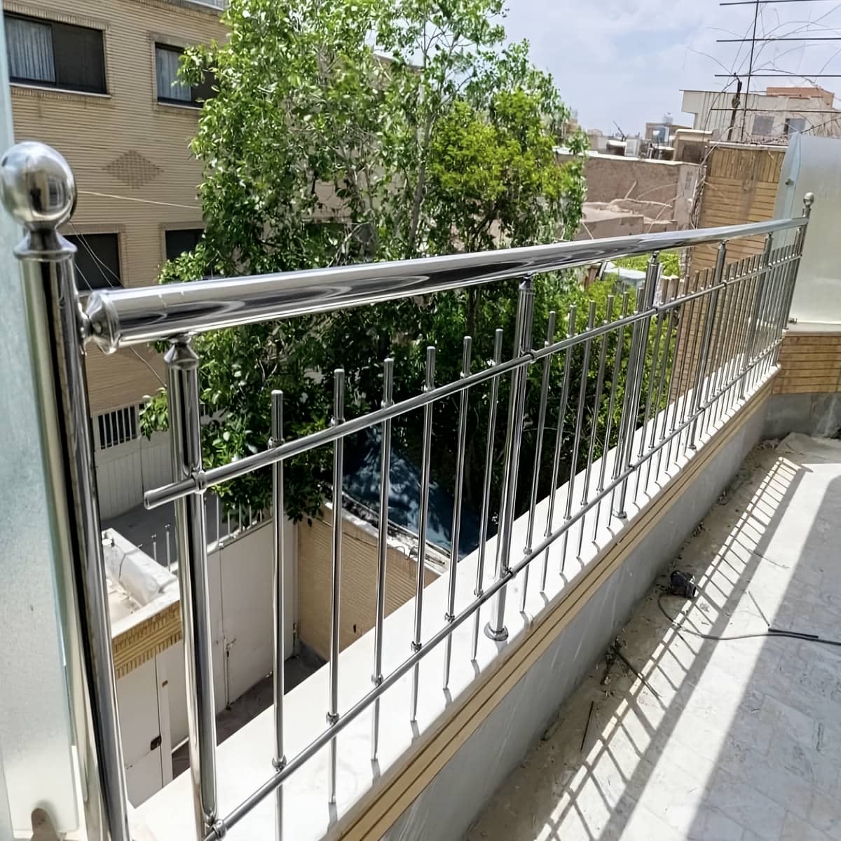 نرده استیل تراس با پایه های محکم روی کف