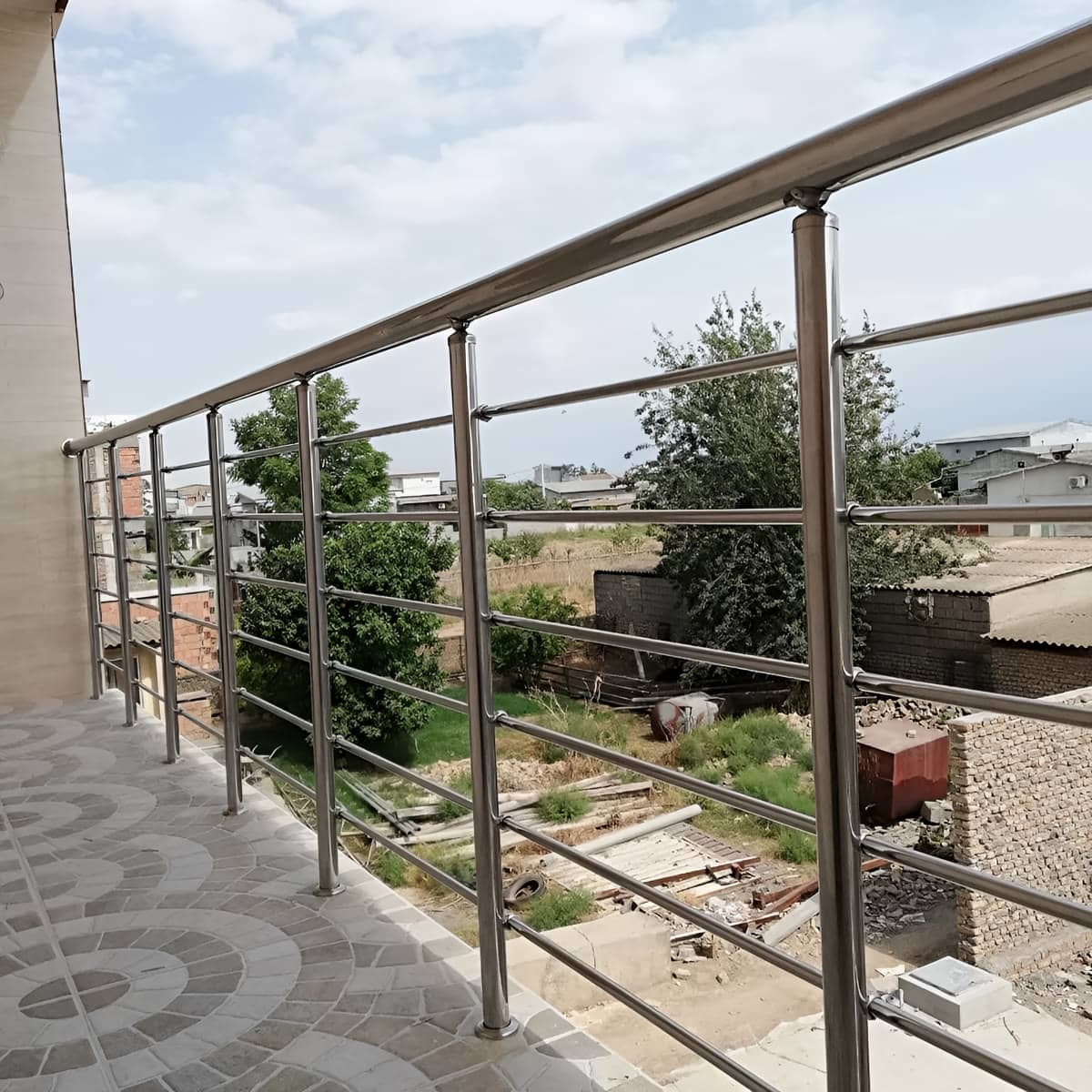 نرده استیل بالکن با خطوط ساده و نمای مینیمال