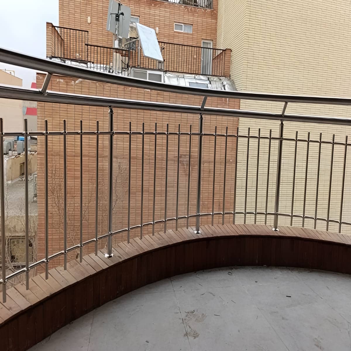 نرده استیل شیشه ای با شفافیت دید در بالکن