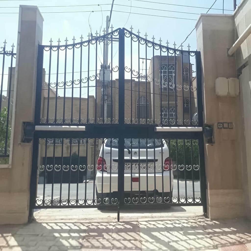تعمیر جک درب پارکینگ در محل با سنسور ایمنی فعال