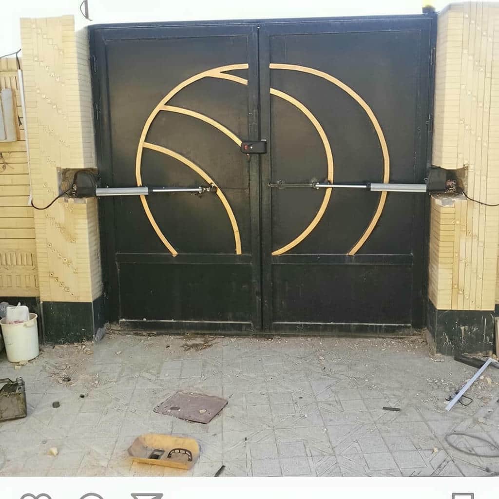 جک درب برقی پارکینگ با بازوی نصب شده روی لنگه
