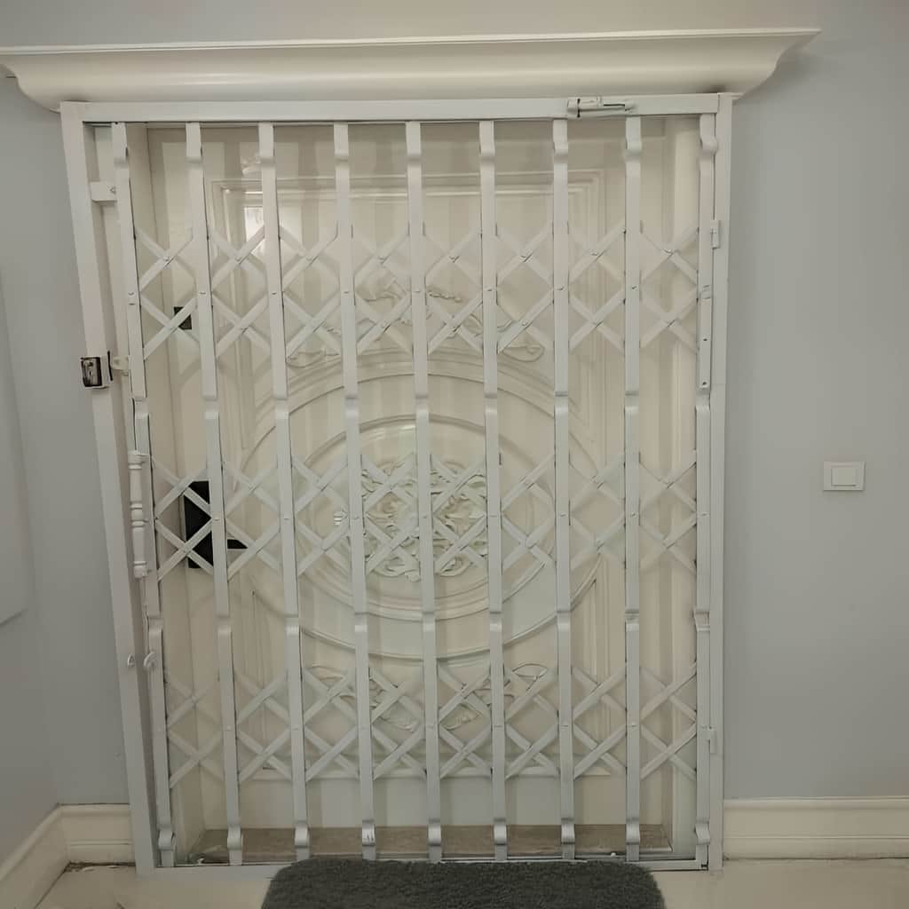 اجرای حفاظ آکاردئونی آهنی سه لوزی برای ورودی واحد
