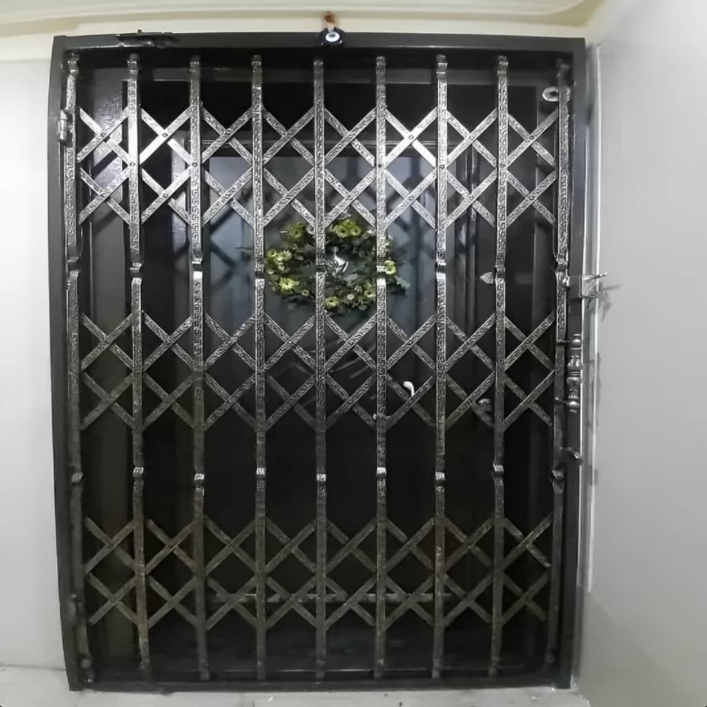 درب آکاردئونی سه گل تسمه با اندازه‌گیری دقیق دهانه ورودی