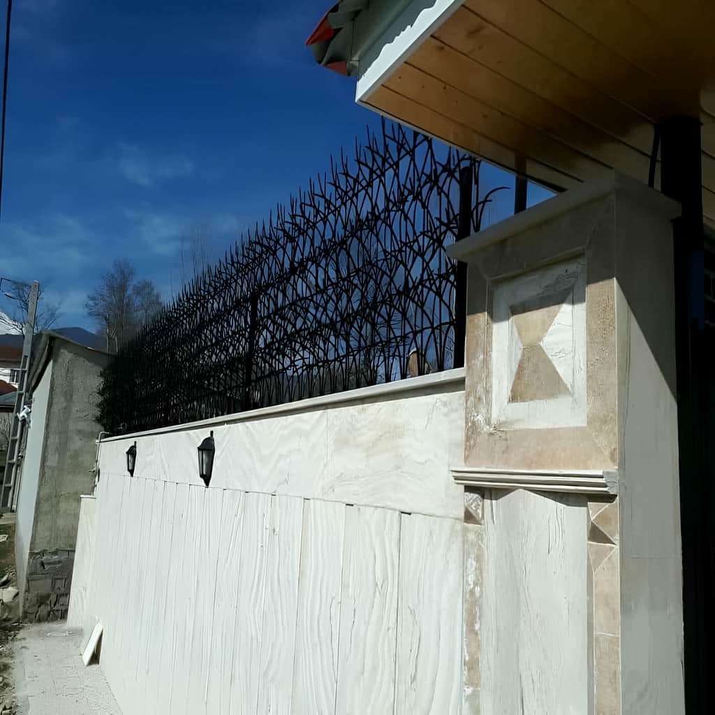 نصب حفاظ آبشاری روی دیوار سنگی با پایه‌گذاری دقیق