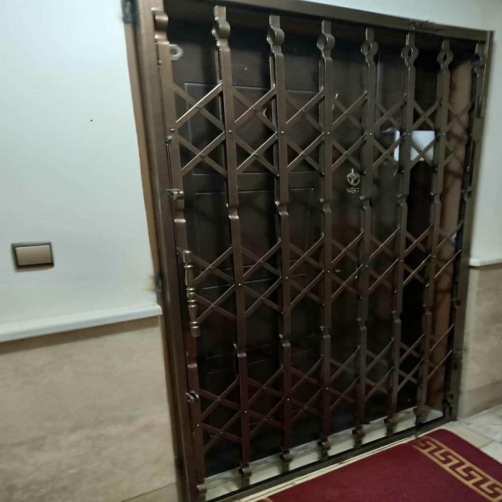 اجرای درب حفاظ فلزی ورودی واحد برای ورودی آپارتمان