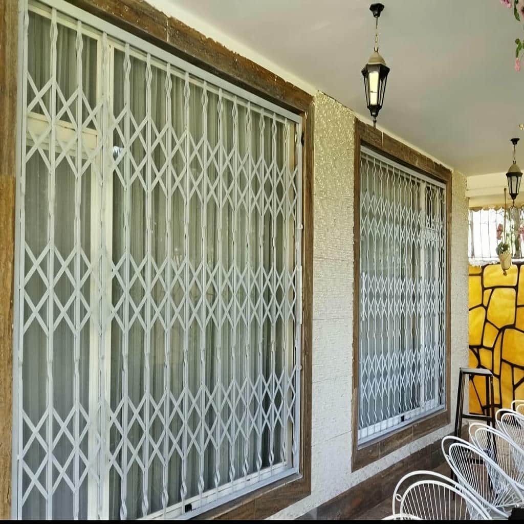 خدمات درب آکاردئونی مدرن مشکی با آماده‌سازی سفارش