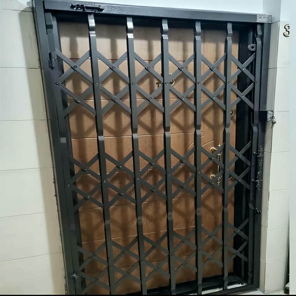 درب آکاردئونی برای واحد اداری با اندازه‌گیری دقیق دهانه