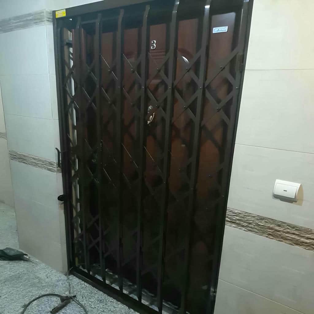 سفارش حفاظ آکاردئونی درب واحد مسکونی متناسب با رنگ درب