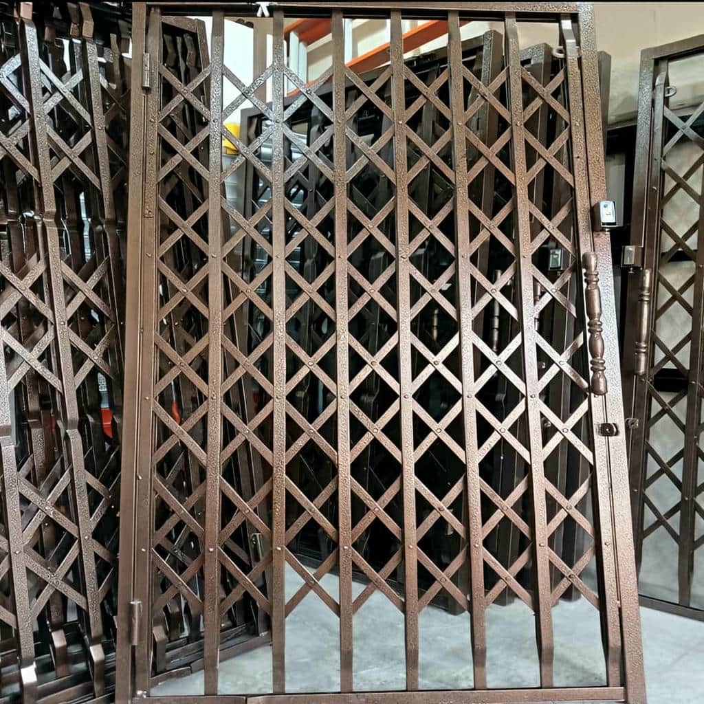 اجرای حفاظ پشت درب آپارتمان ریلی برای ورودی واحد مسکونی