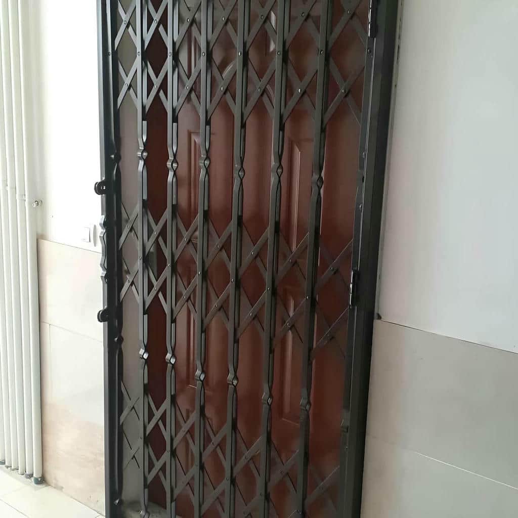 خرید درب آکاردئونی مدرن مشکی با ریل روان و قفل مطمئن