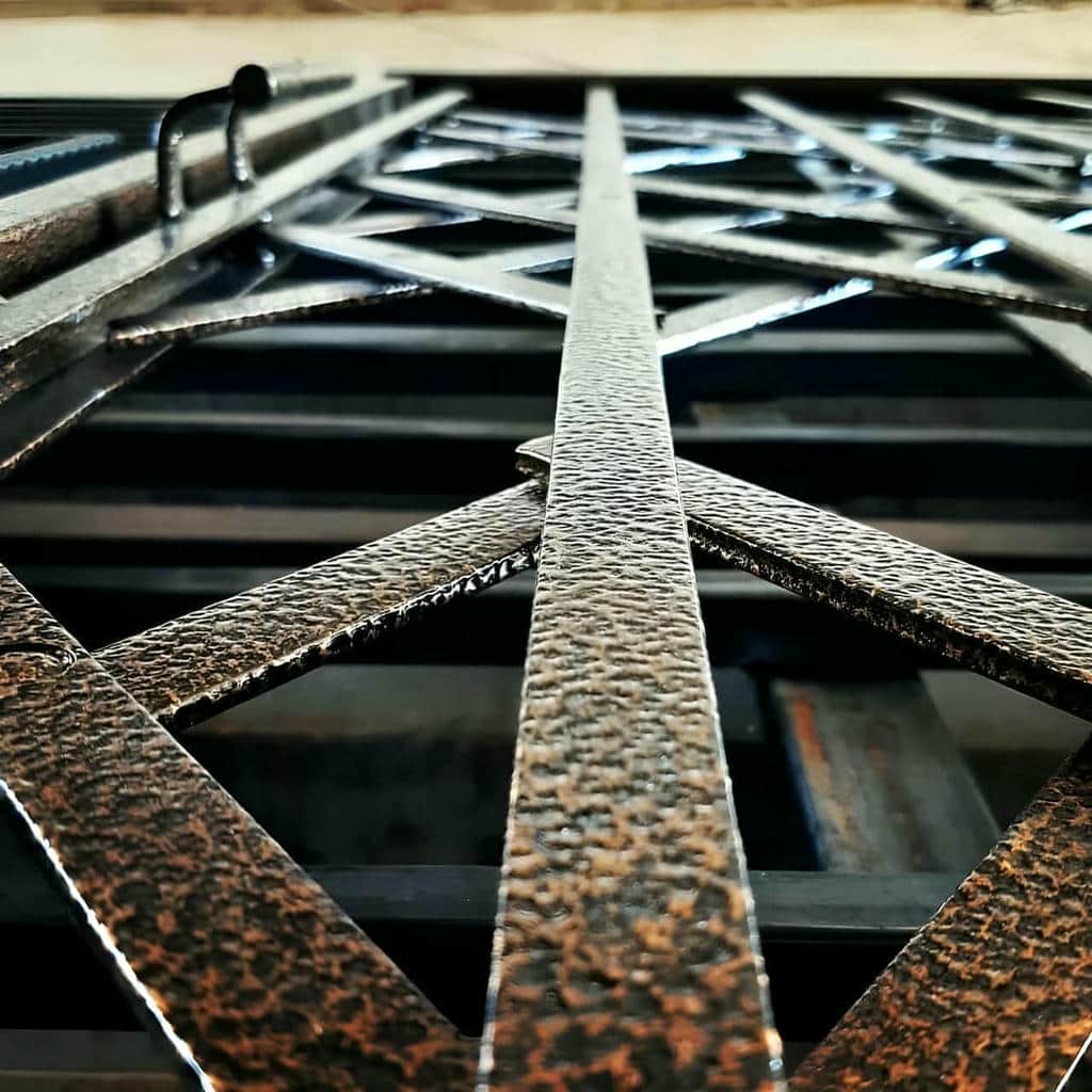 نصب درب آکاردئونی مدرن مشکی بر اساس سمت جمع‌شدن