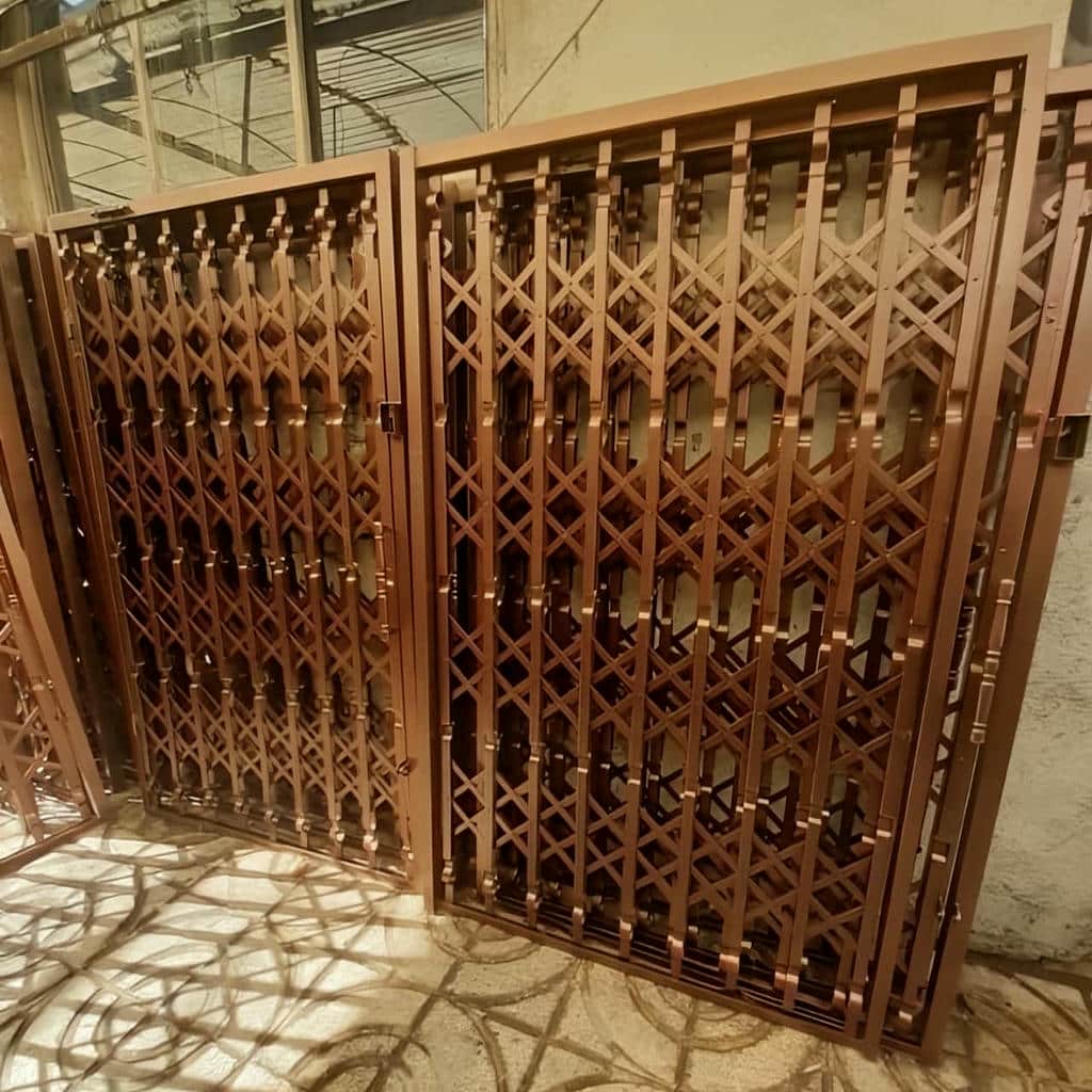 اجرای حفاظ درب ضد سرقت فلزی برای ورودی واحد مسکونی