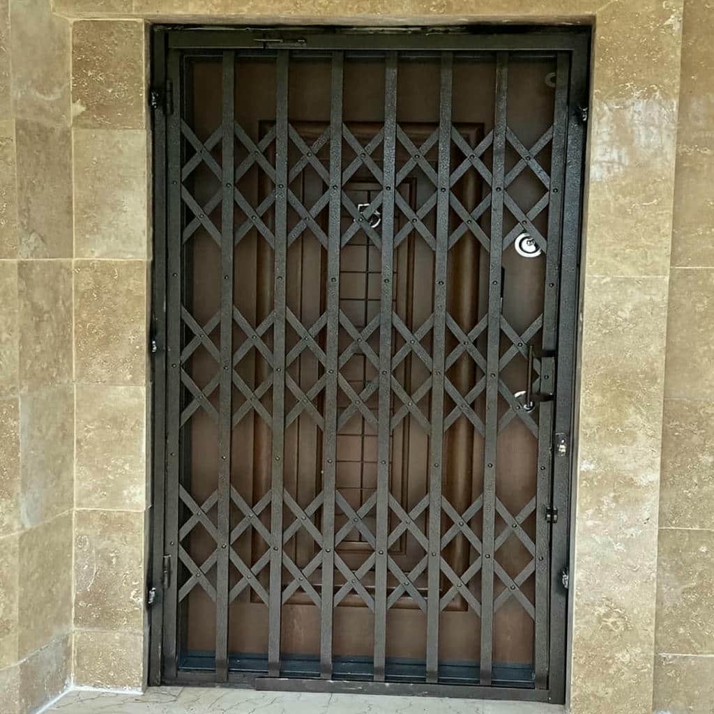درب آکاردئونی طلایی سلطنتی با رنگ کوره‌ای هماهنگ با چهارچوب